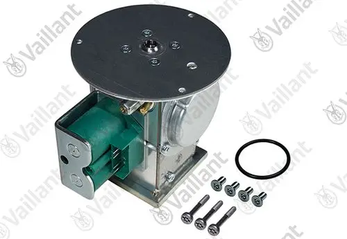 Vaillant Gasarmatur mit Motor, montierte Flanschplatte und Zubehörteilen wie Schrauben und Dichtungsring. Dargestellt auf neutralem Hintergrund.